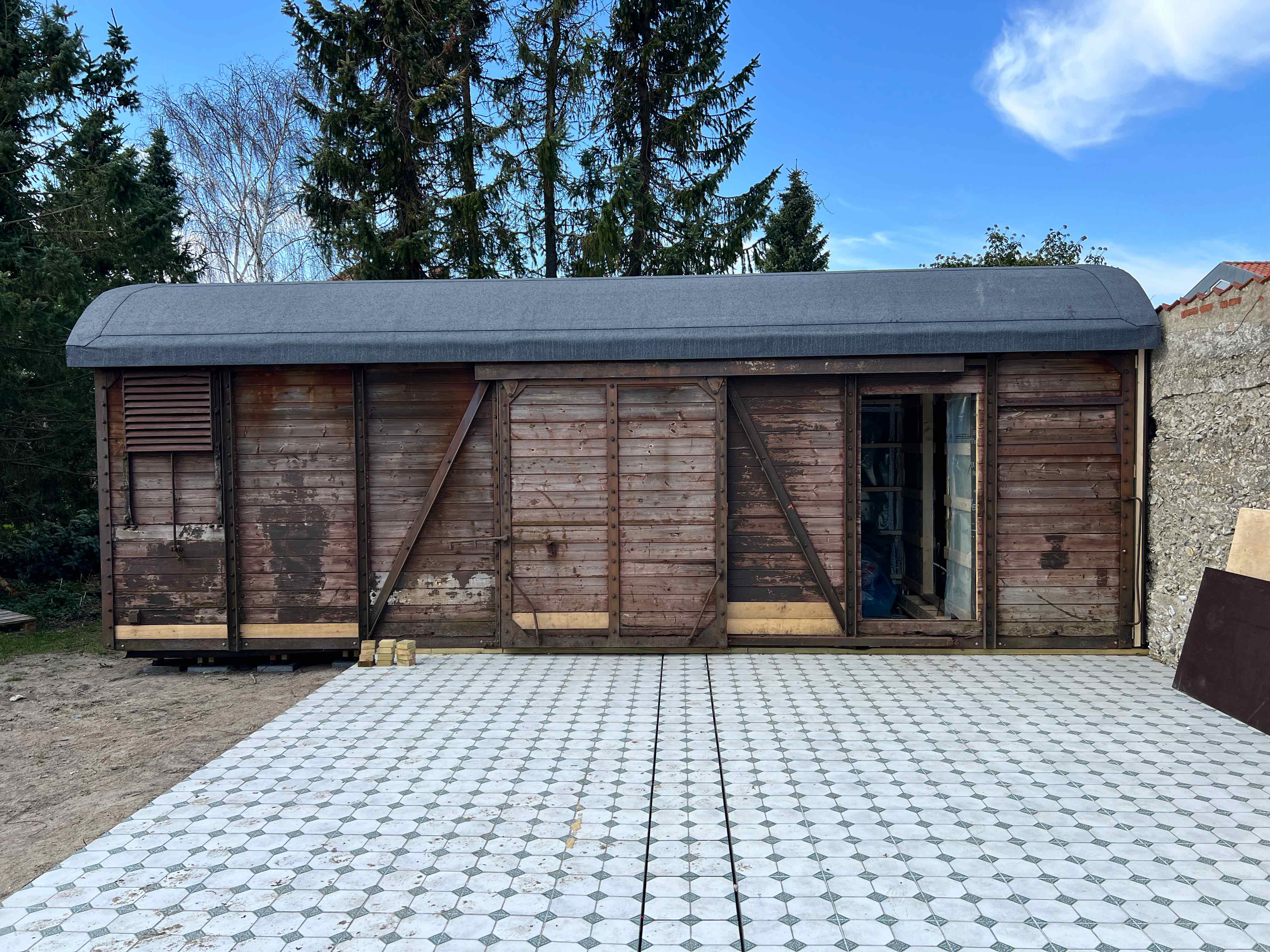 Den gamle togvogn er blevet placeret ved Grenå Badehotel af MogaByG og omdannes nu til en unik sauna.