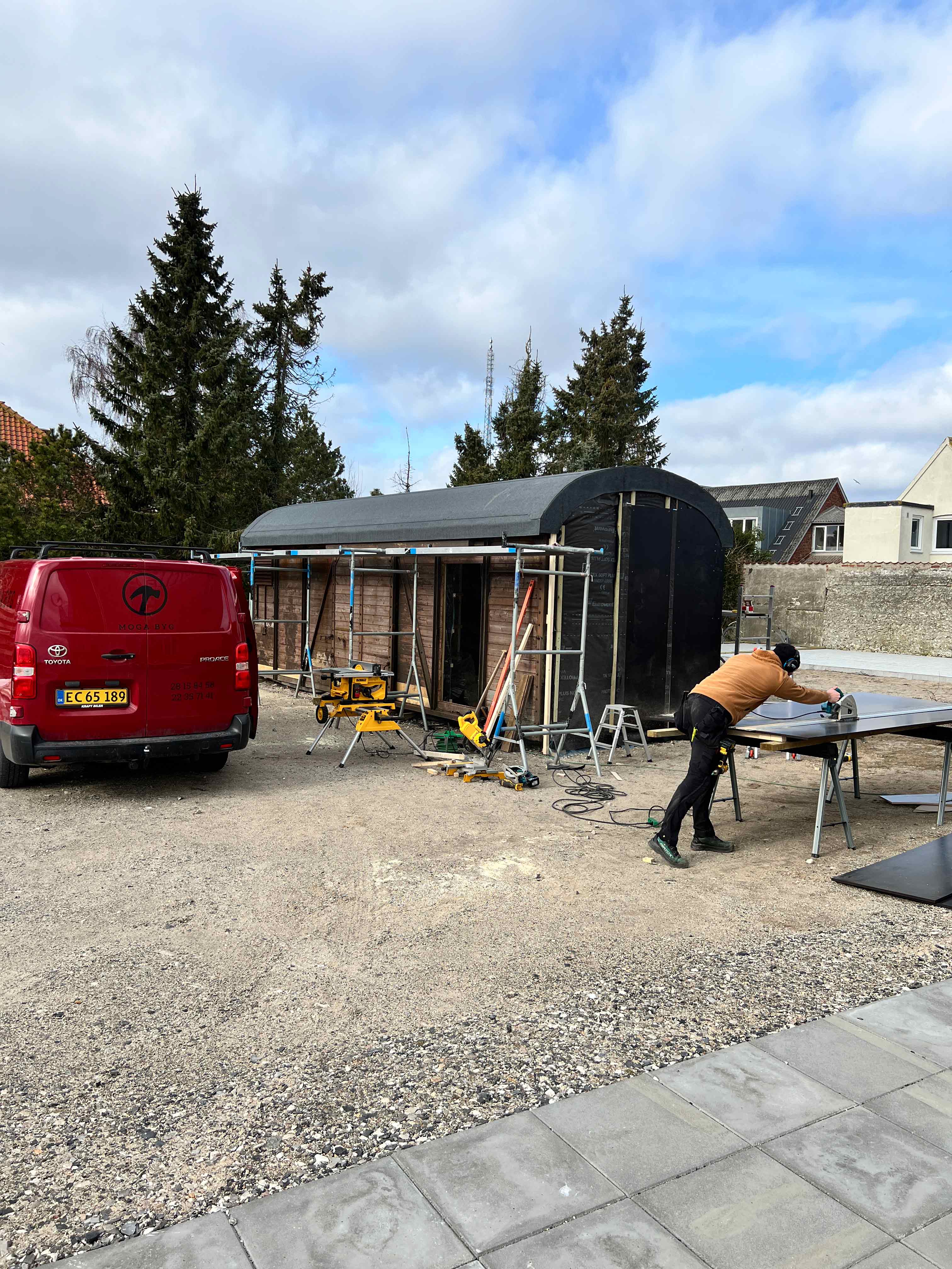 Tømrer og snedker fra MogaBYG arbejder på et projekt i Aarhus