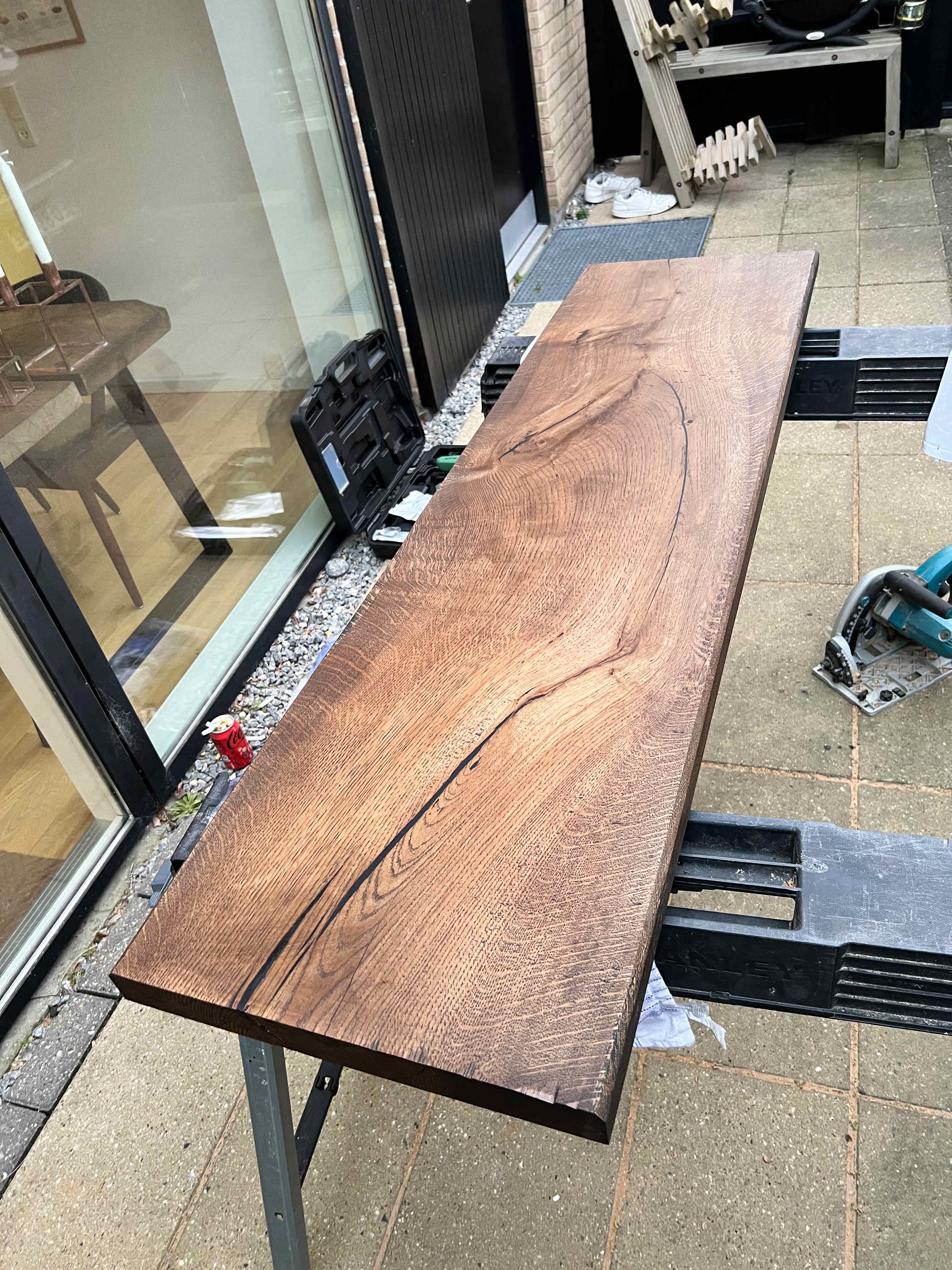 Moderne gamerbord i træ, designet og lavet af MogaByG for at sikre funktionalitet og stil.