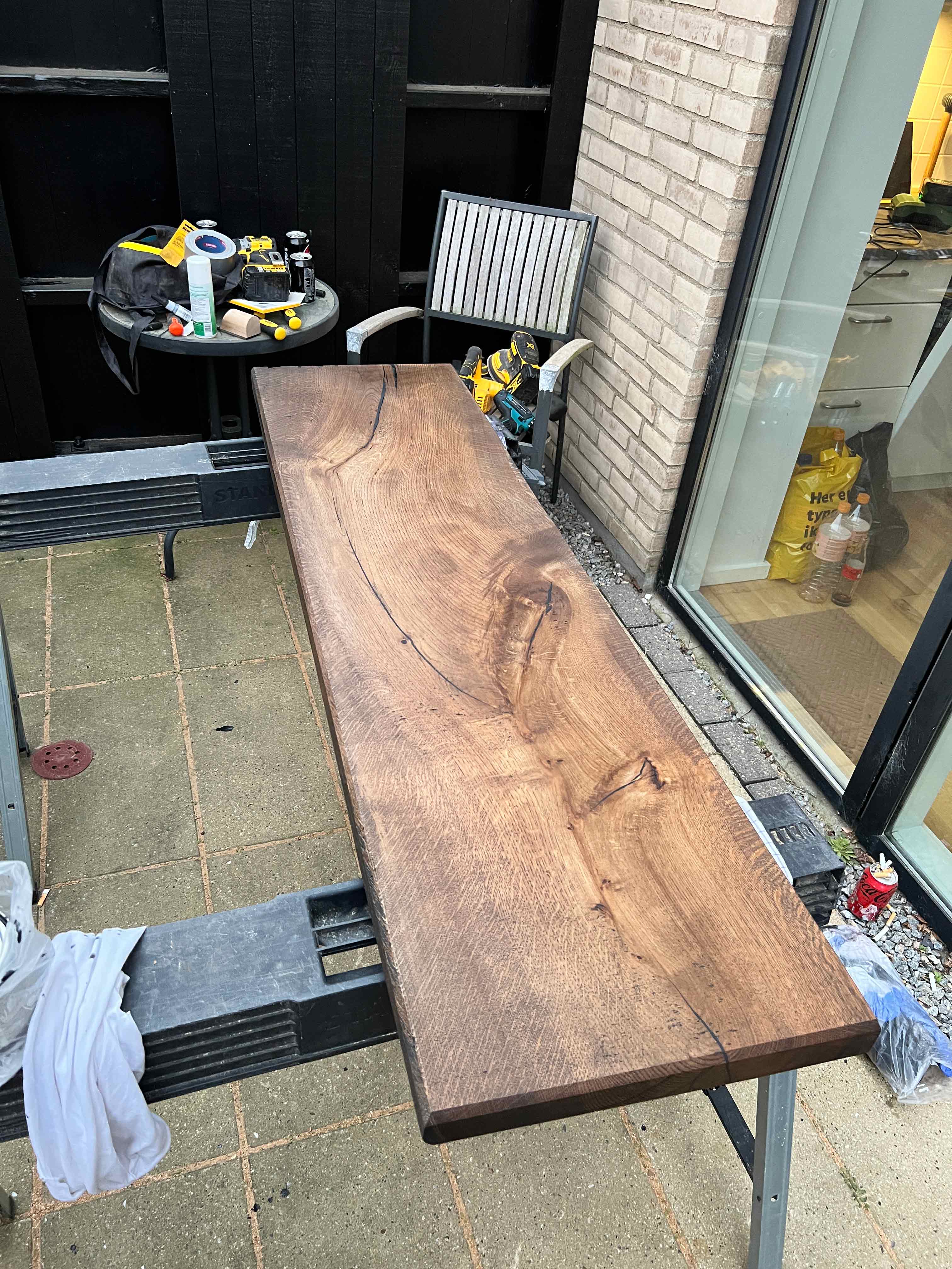 Bord i træ, designet af MogaByG for den moderne gamer, med fokus på holdbarhed og æstetik.