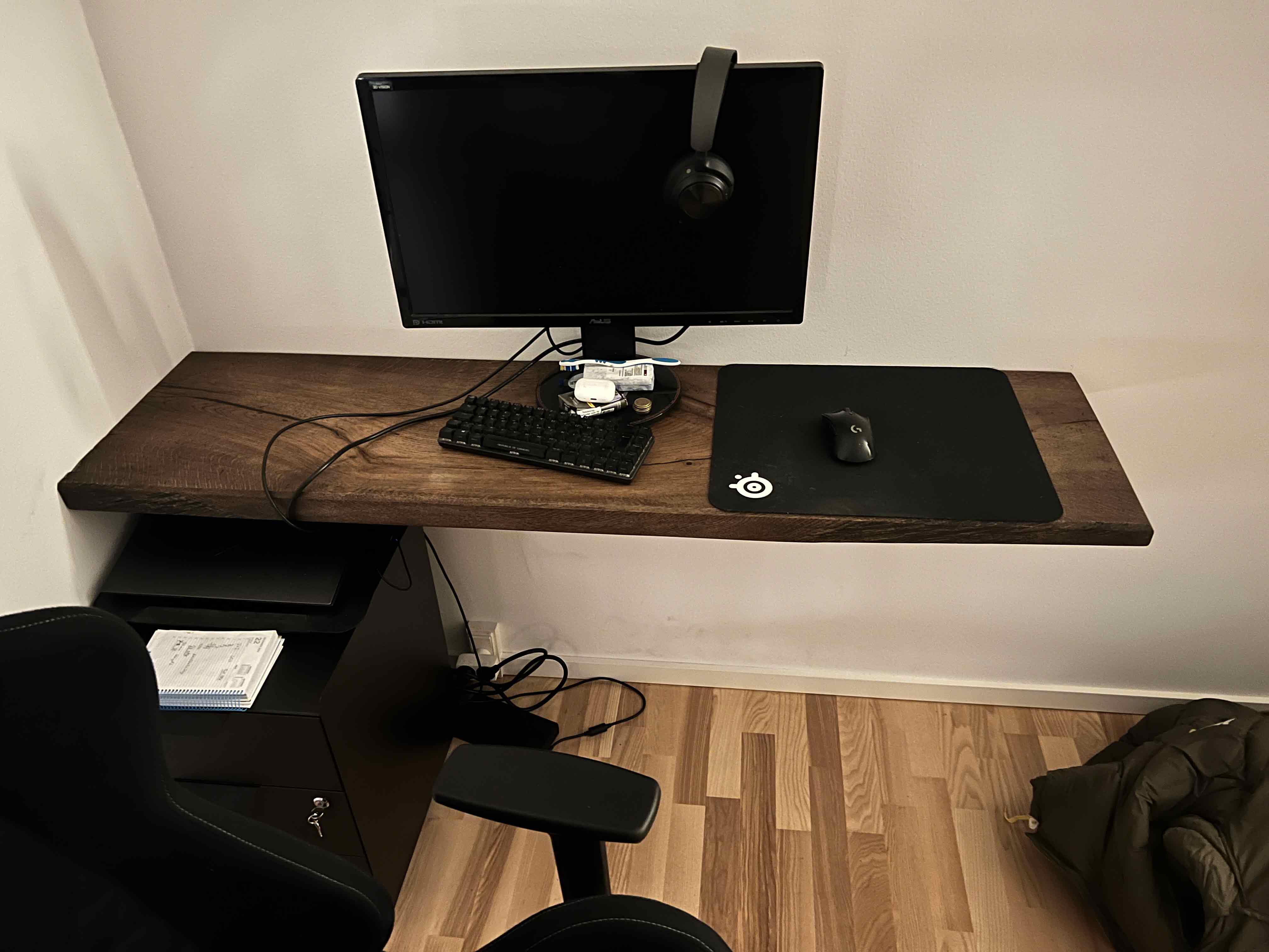 Færdigbygget gamerbord i træ, speciallavet af MogaByG for et perfekt arbejds- og spillemiljø.