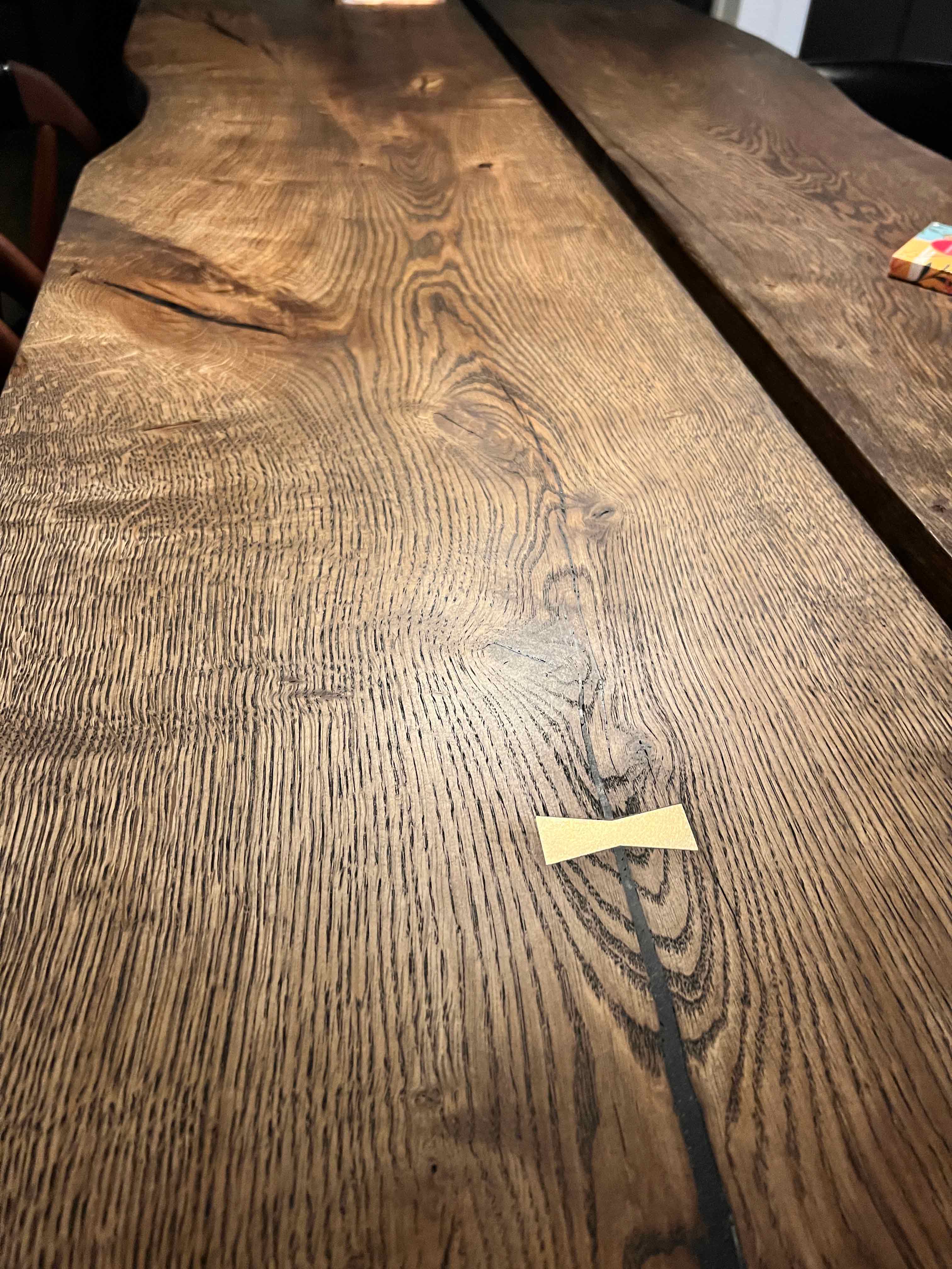 Spisebord i træ, designet og bygget af MogaByG for at bringe naturlig skønhed og funktionalitet til dit hjem.