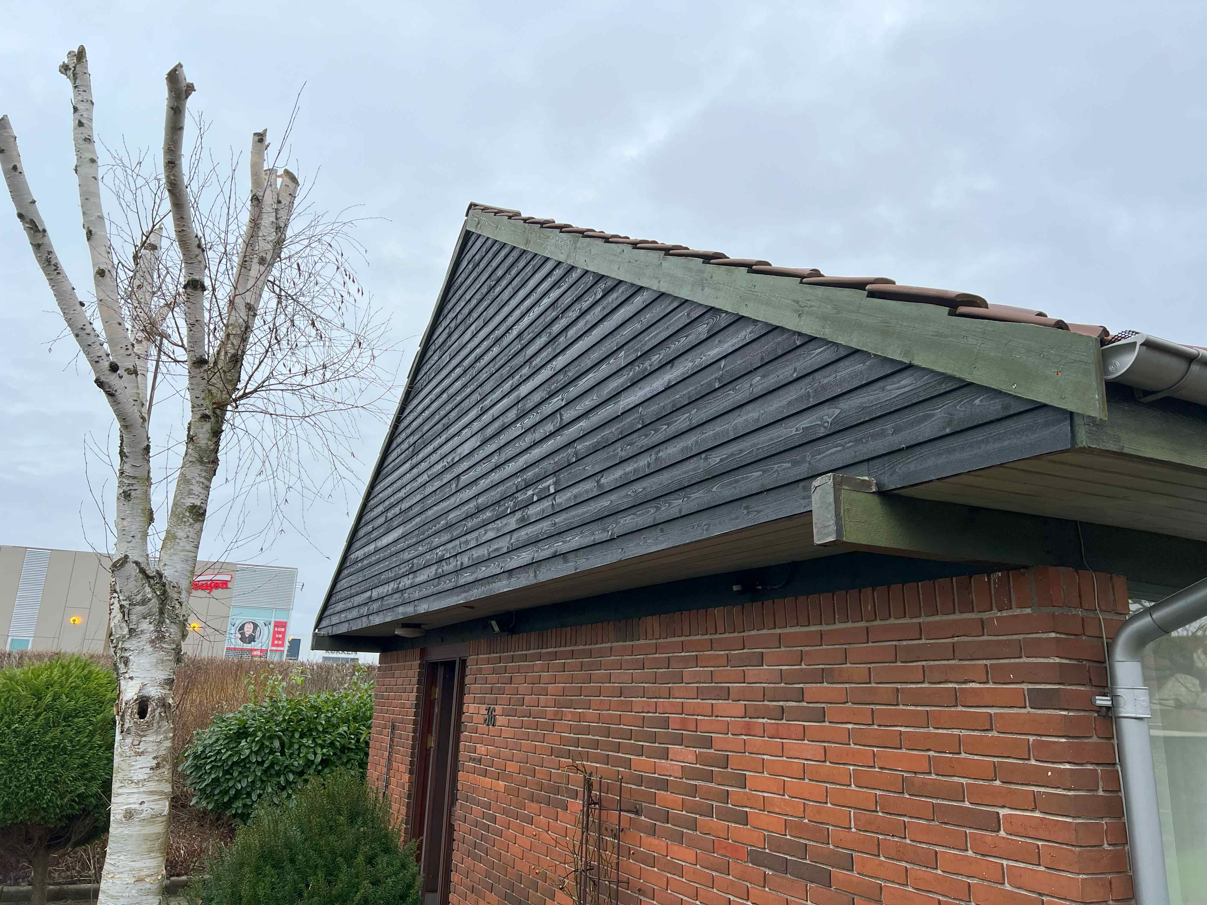 Renoveret gavl på huset, skabt af MogaByG for at opnå et frisk og tidløst udseende.