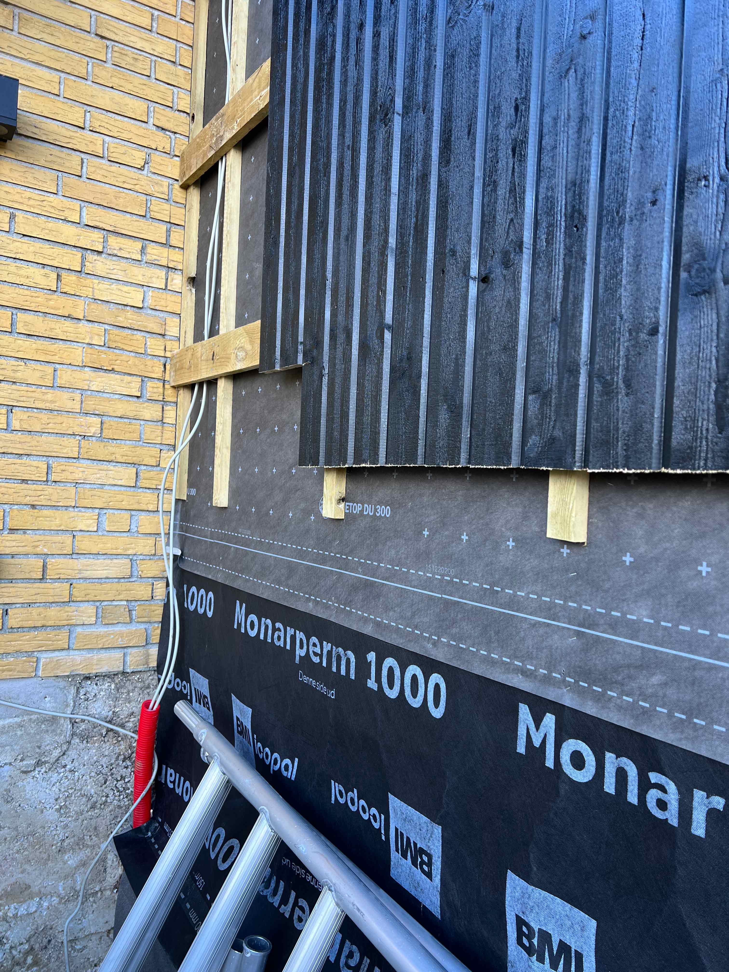 MogABYG påbegynder reparation af en tilbygning som er utæt.