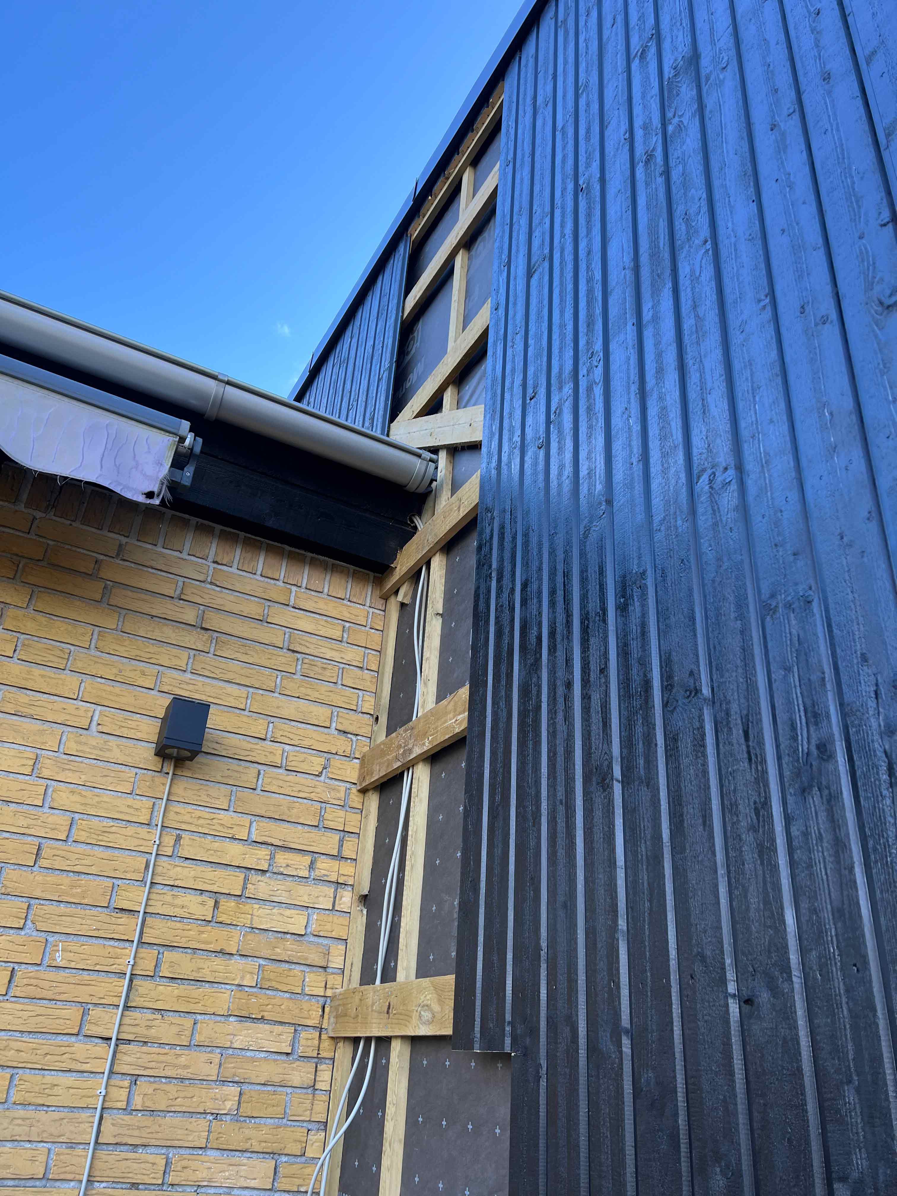 MogABYG påbegynder reparation af en tilbygning som er utæt til hele vejen oppe under taget.