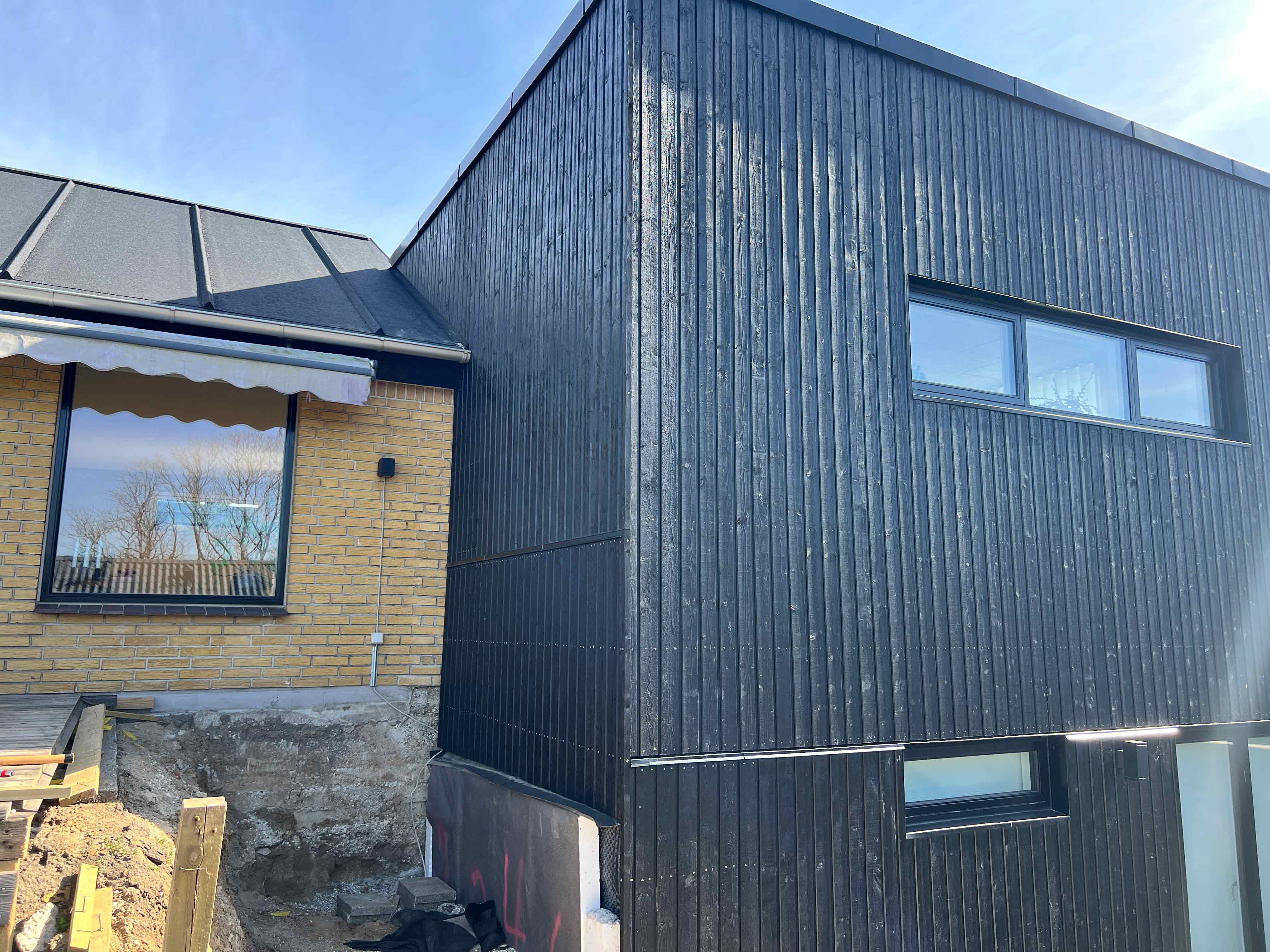 Det færdige resultat. MogABYG har gennemført og professionelt repareret utætheden og tilbygningens facade står nærmest som urørt.