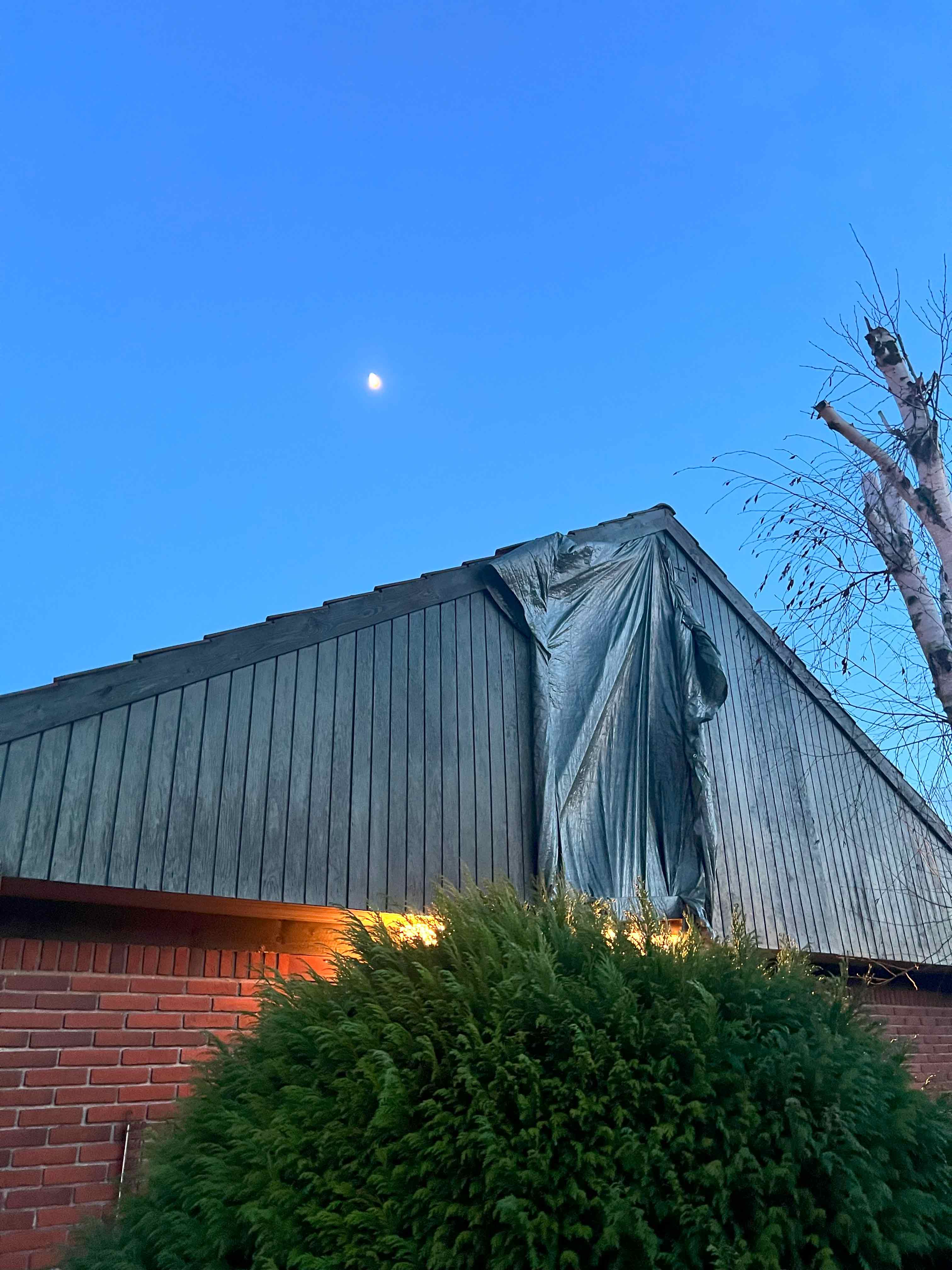 MogaByG renoverer husets gavl og skaber et smukt og holdbart resultat, der forbedrer husets udseende.