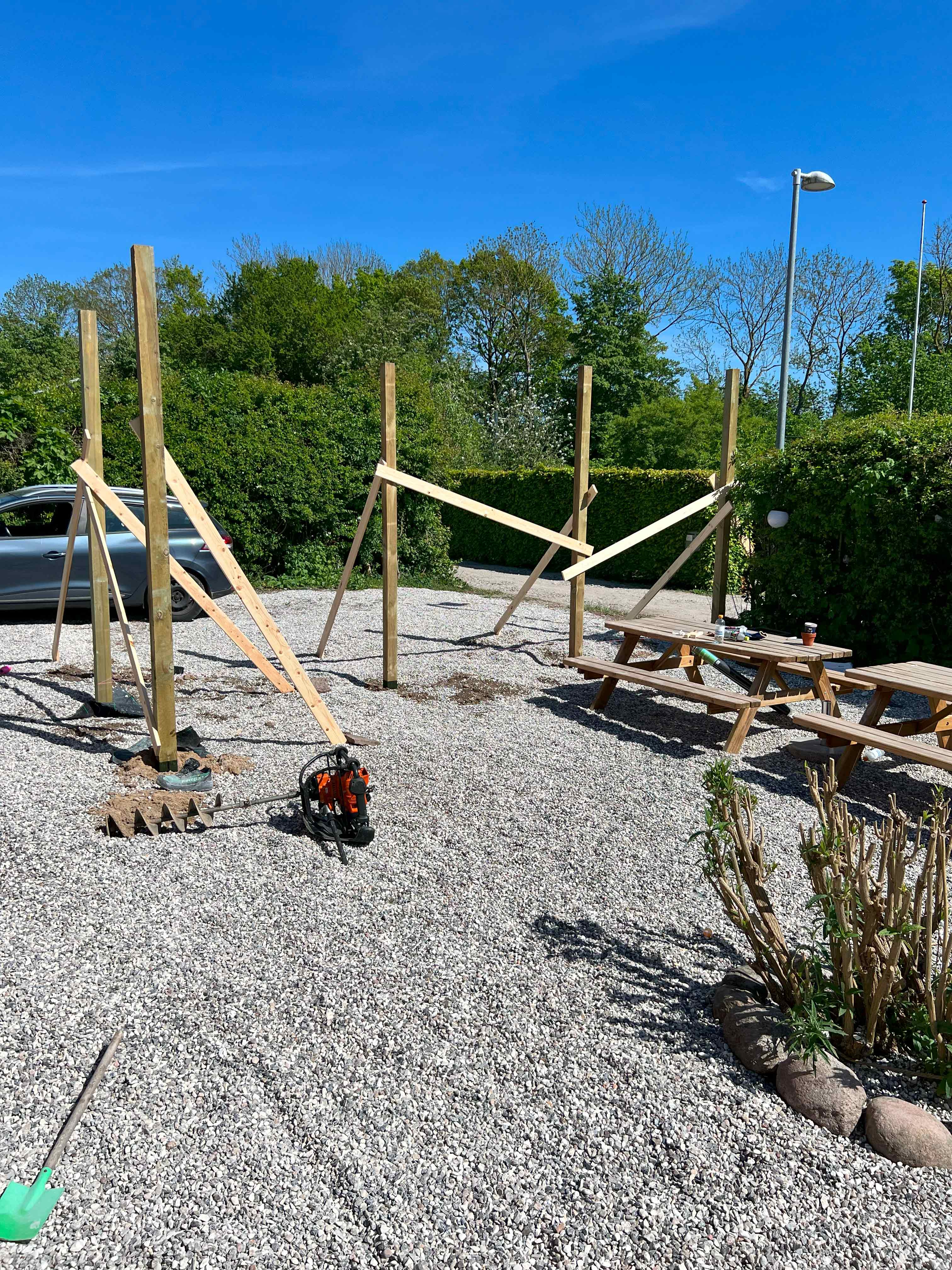 MogaByG påbegynder installation af rammer til det nye hegn, der skal skabe privatliv og stil i gården.