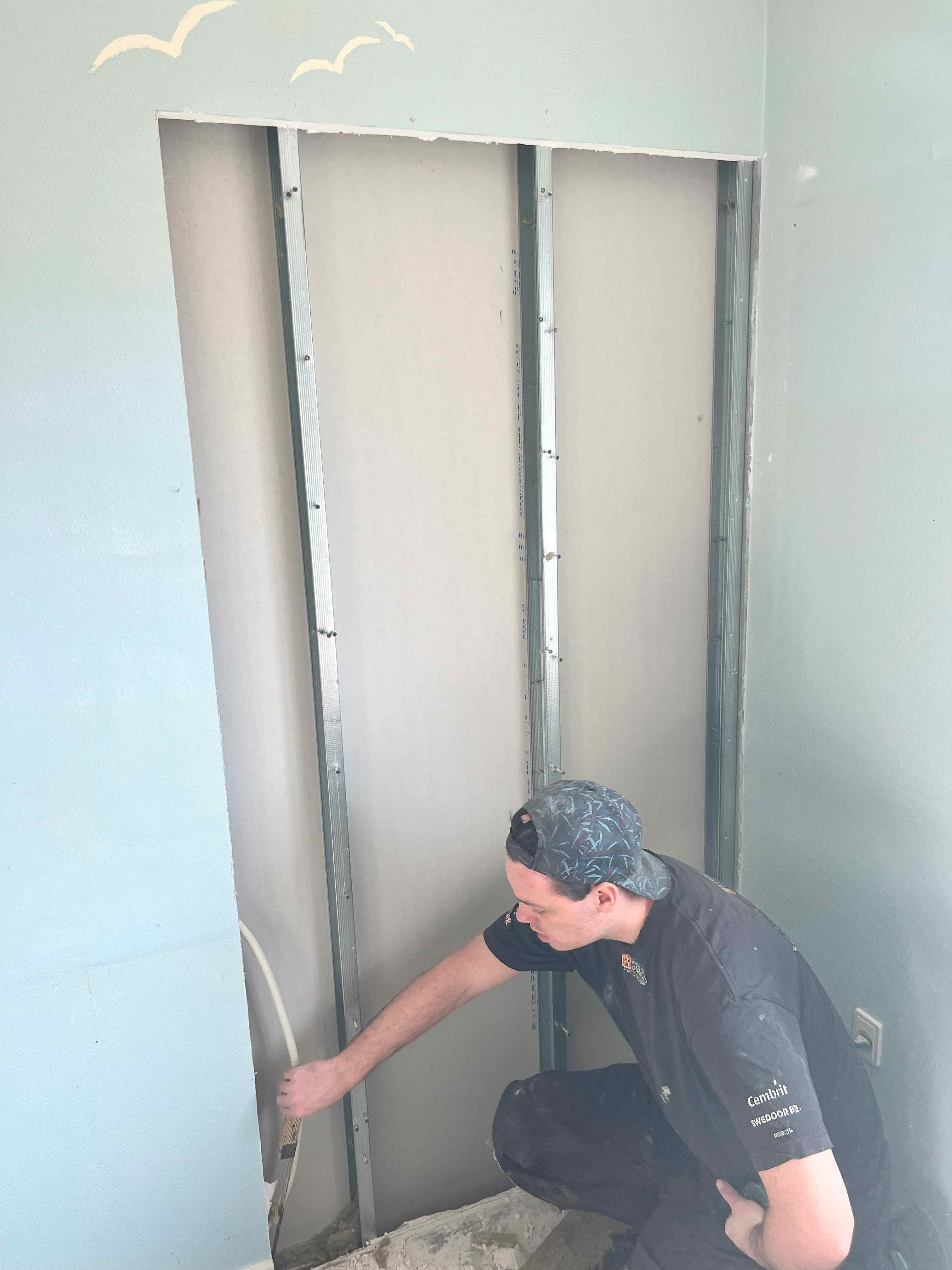 MogaByG påbegynder arbejdet med at installere en ny åbning i væggen for at skabe adgang til et nyt rum.