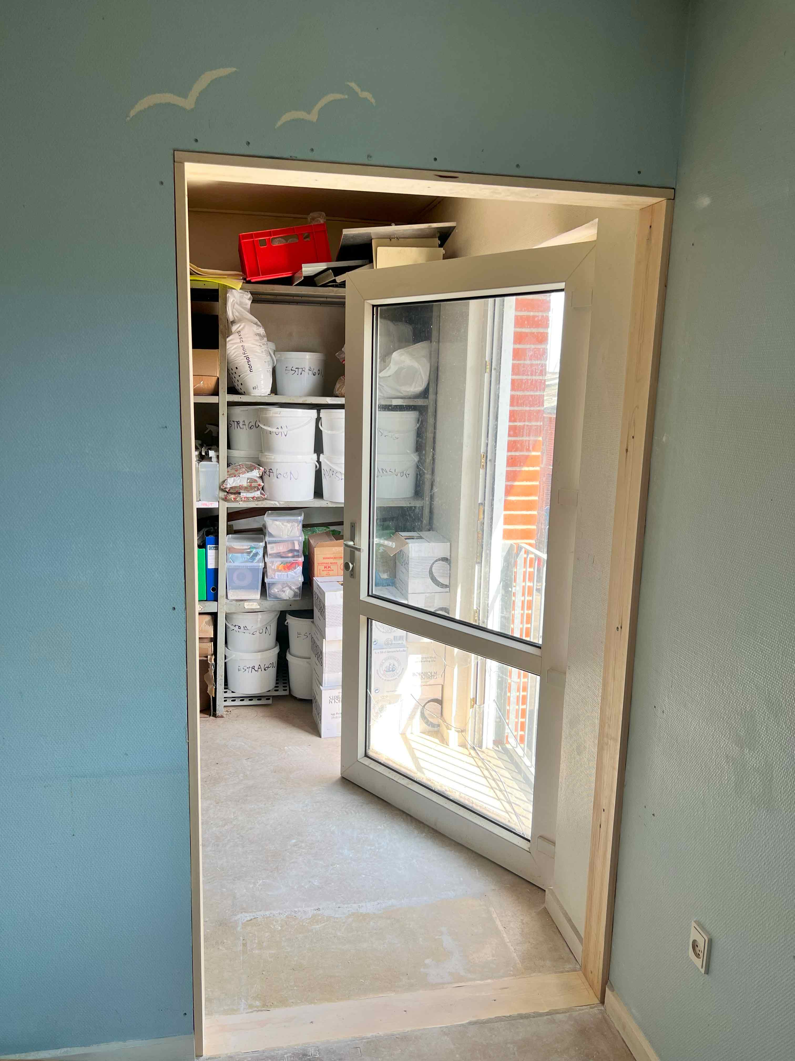 Færdig åbning i væggen med elegant træramme, lavet af MogaByG for at forbedre husets æstetik og funktionalitet.