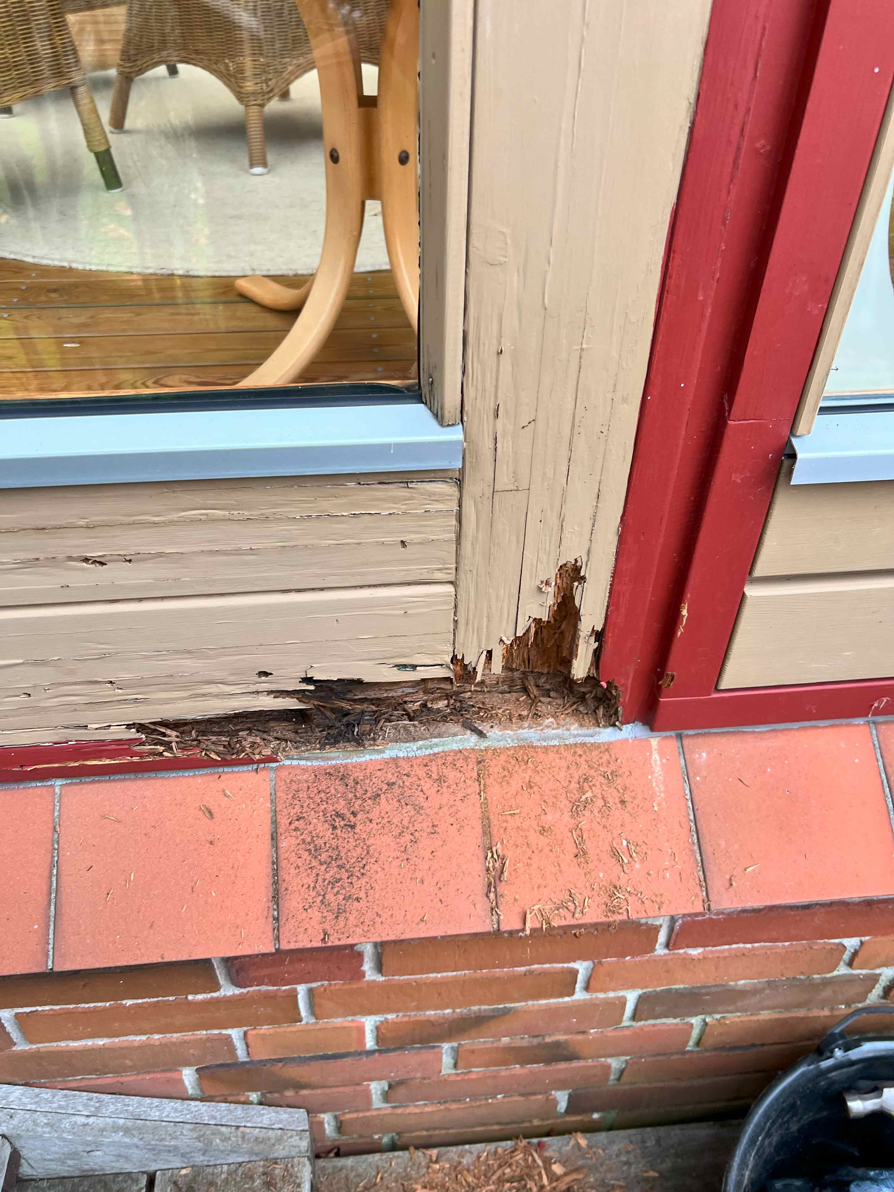 Rådnet træ i vindueskarmen, der skal udskiftes af MogaByG for at sikre langvarig holdbarhed og funktion.