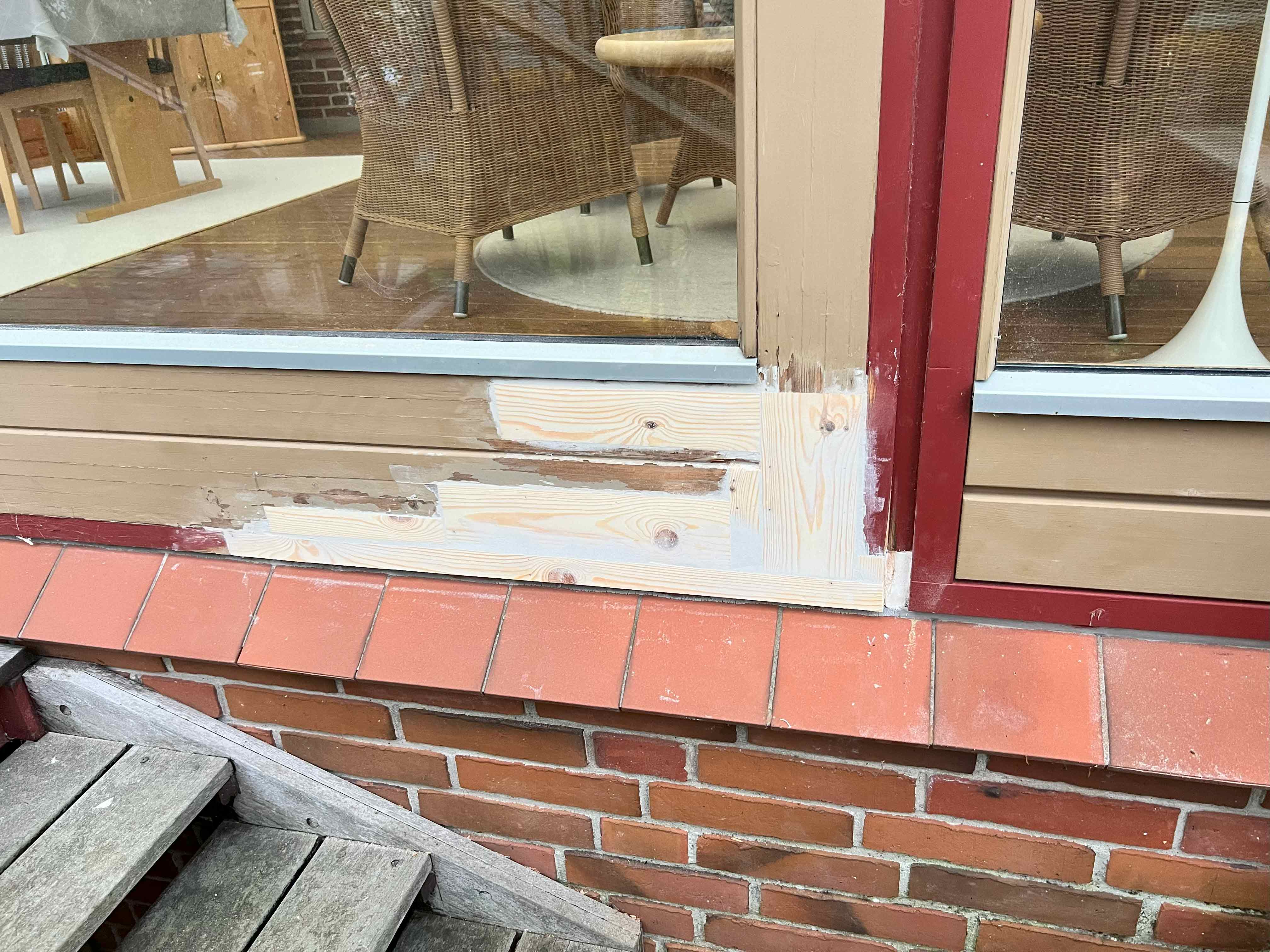 Udskiftning af rådnet vindueskarm af MogaByG, der har genskabt en robust og smuk karm til dit hjem.