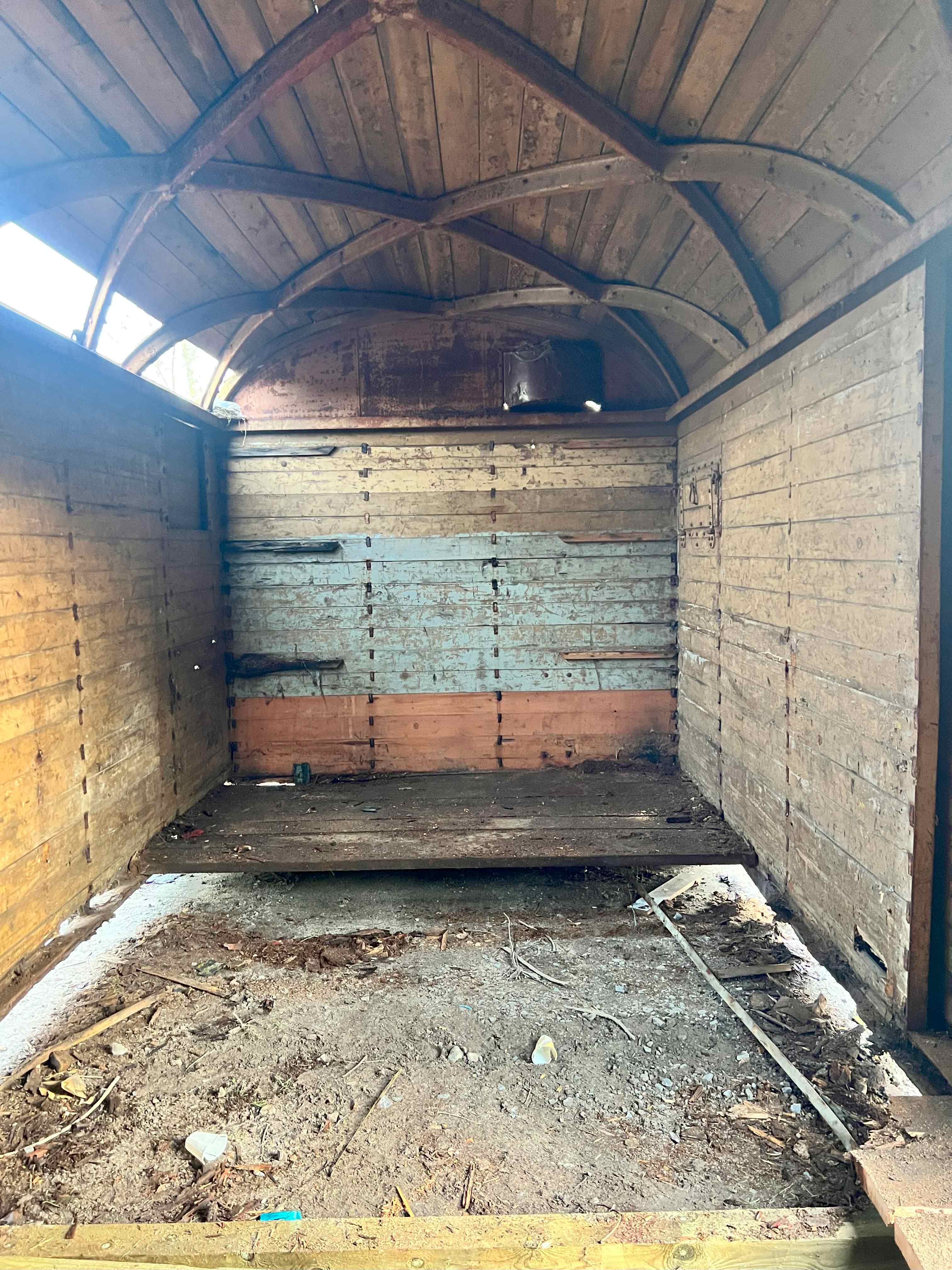 Indersiden af togvognen før arbejdet påbegyndes. MogaByG forbereder ombygningen til en sauna.