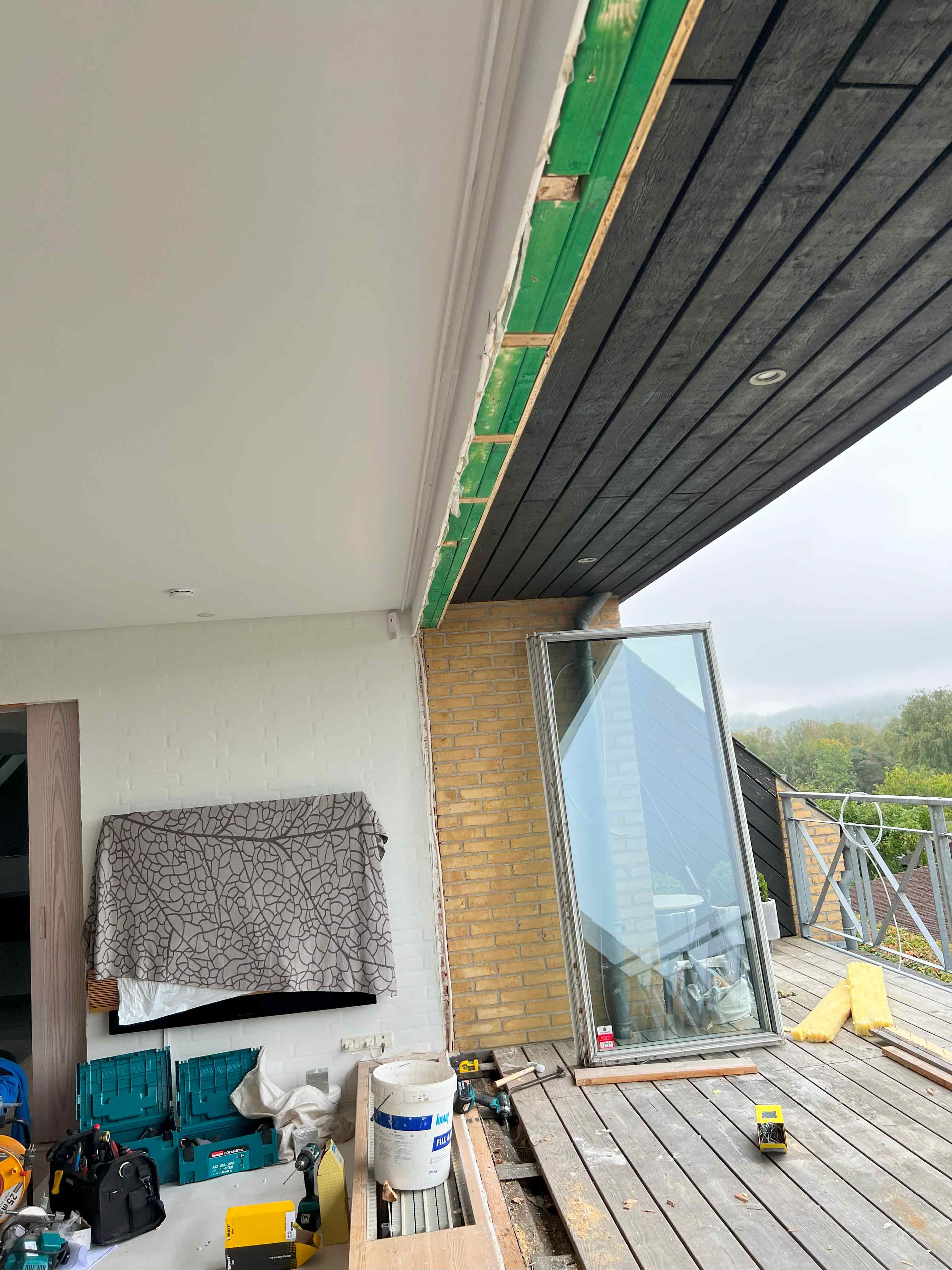 Afmonteret gammel skydedør, klar til installation af en ny skydedør med elegant sort ramme fra MogaByG.