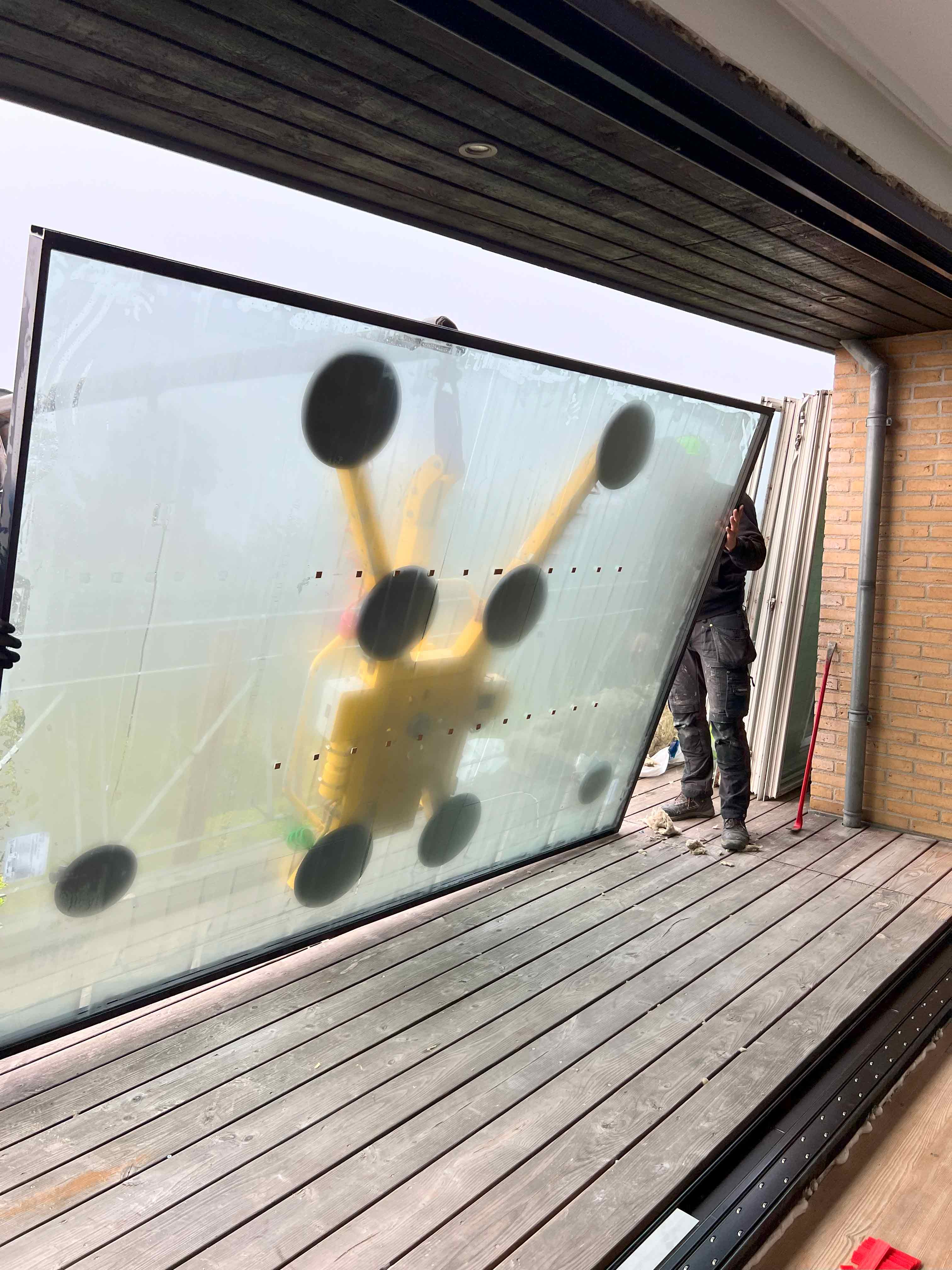 Professionel installation af store glasvinduer i den nye skydedør, udført af MogaByG med præcision og ekspertise.