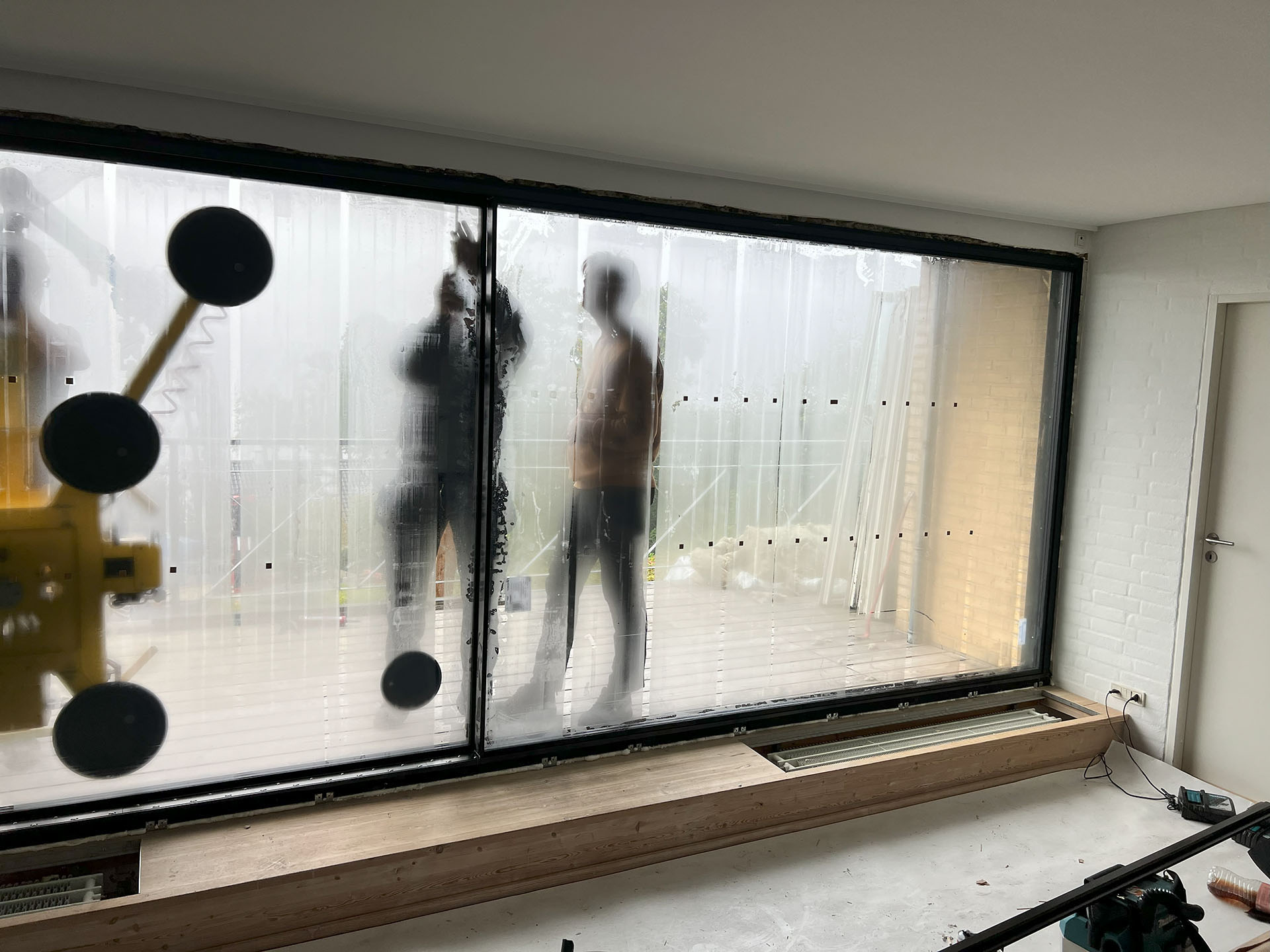 De store glasvinduer er nu monteret i skydedøren og tjekkes af MogaByGs eksperter for at sikre perfekt funktion.