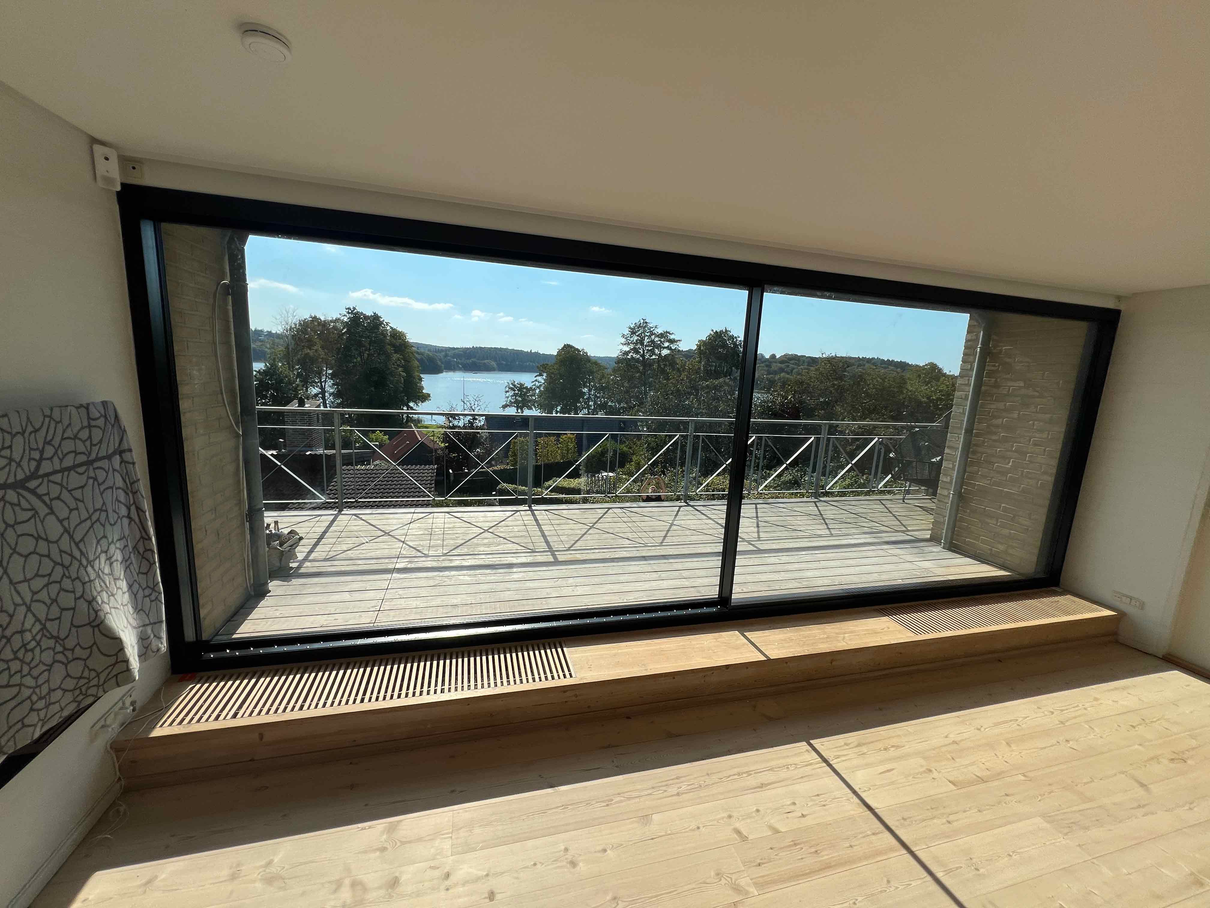 Skydedør med sort ramme, færdigmonteret og klar til at blive en del af dit hjem, skabt af MogaByG.