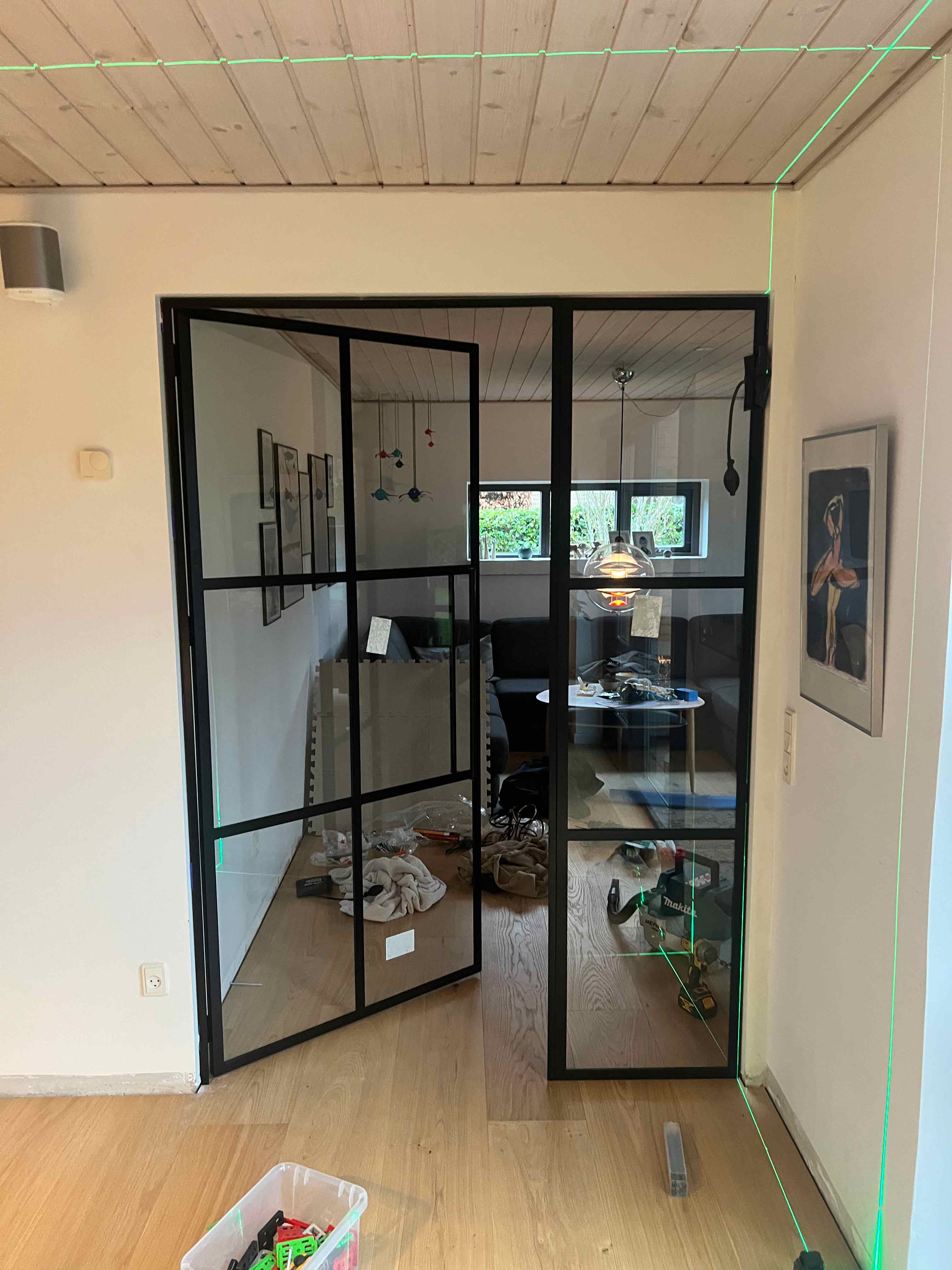 Stilfuld stuedør med sort ramme, specialbygget af MogaByG, designet til at tilføje elegance og funktionalitet til din bolig.