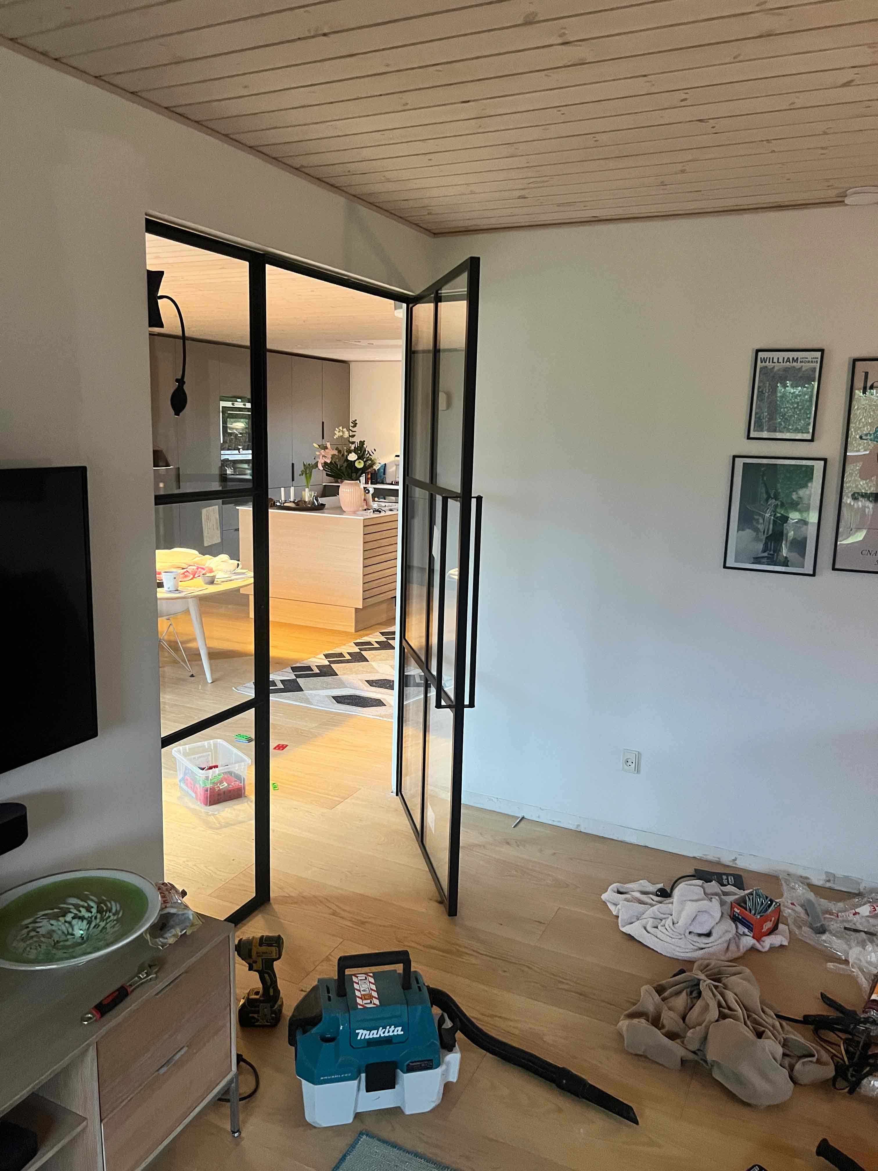 Stilren stuedør med sort ramme, specialdesignet og installeret af MogaByG for at skabe et moderne og funktionelt hjem.