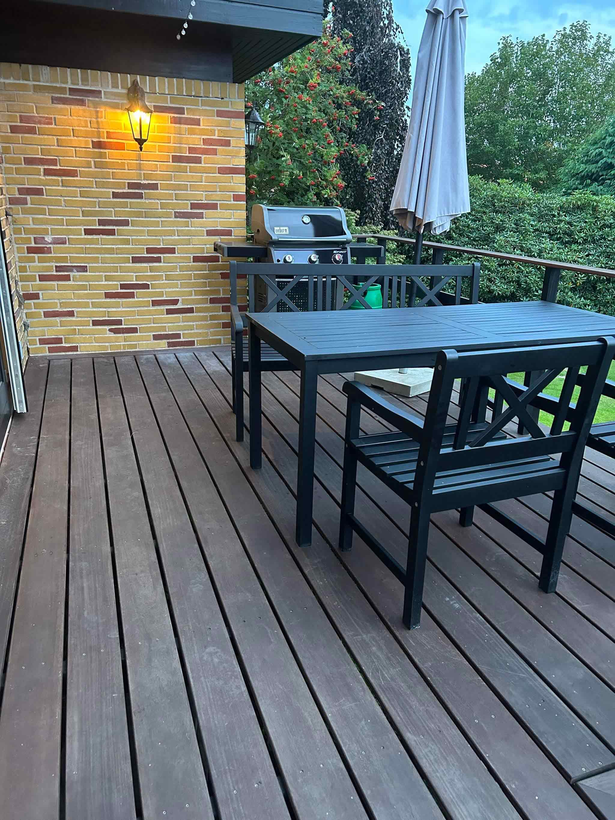 MogABYGs færdige træterrasse med den fine nye trætrappe, som fører op til et dejligt dæk med plads til grill og spisebord.